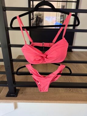 Athleta Hampton Bra Cup Bikini Top in size 34D/DD and Cheeky bottoms sz med